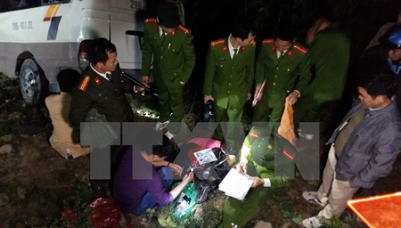 Lực lượng chức năng tỉnh Lào Cai khám nghiệm hiện trường và điều tra nguyên nhân vụ tai nạn.